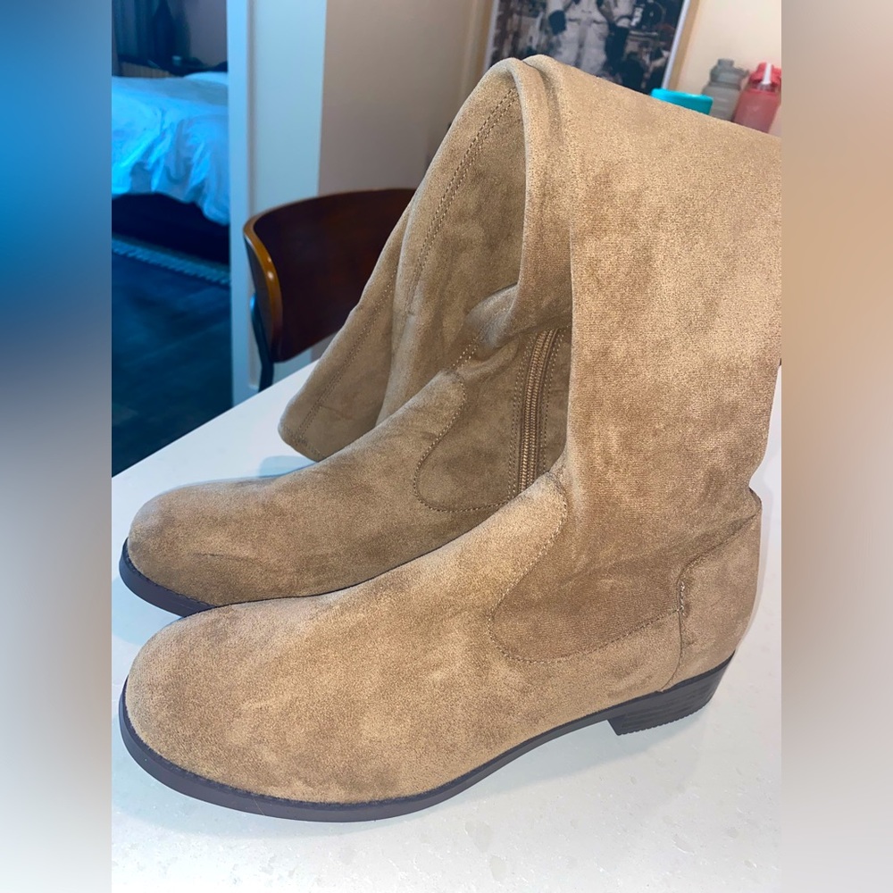 Women’s Knee High Tan Boots (Size 8.5)